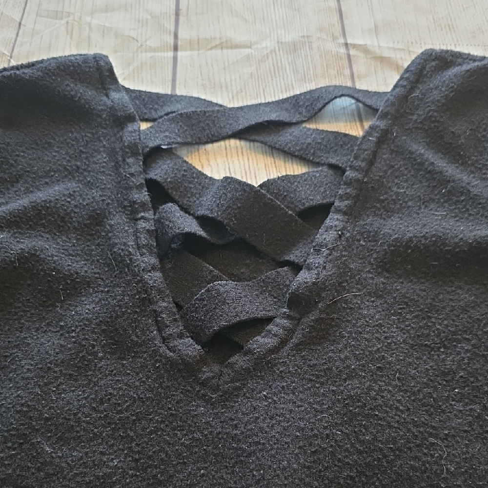 Chic Black V-Neck Sweater for Women - Picture 4 of 5